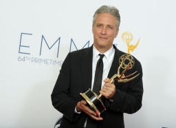 Jon Stewart celebra su Emmy como mejor programa de variedad (variety) con "The Daily Show With Jon Stewart",
